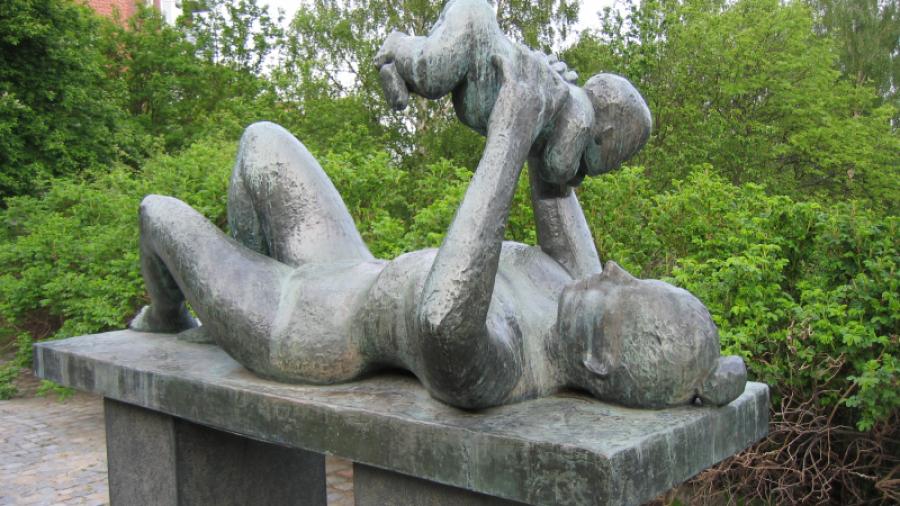 Mor och barn. Brons skulptur. Konstnär Curt Thorsjö 1963
